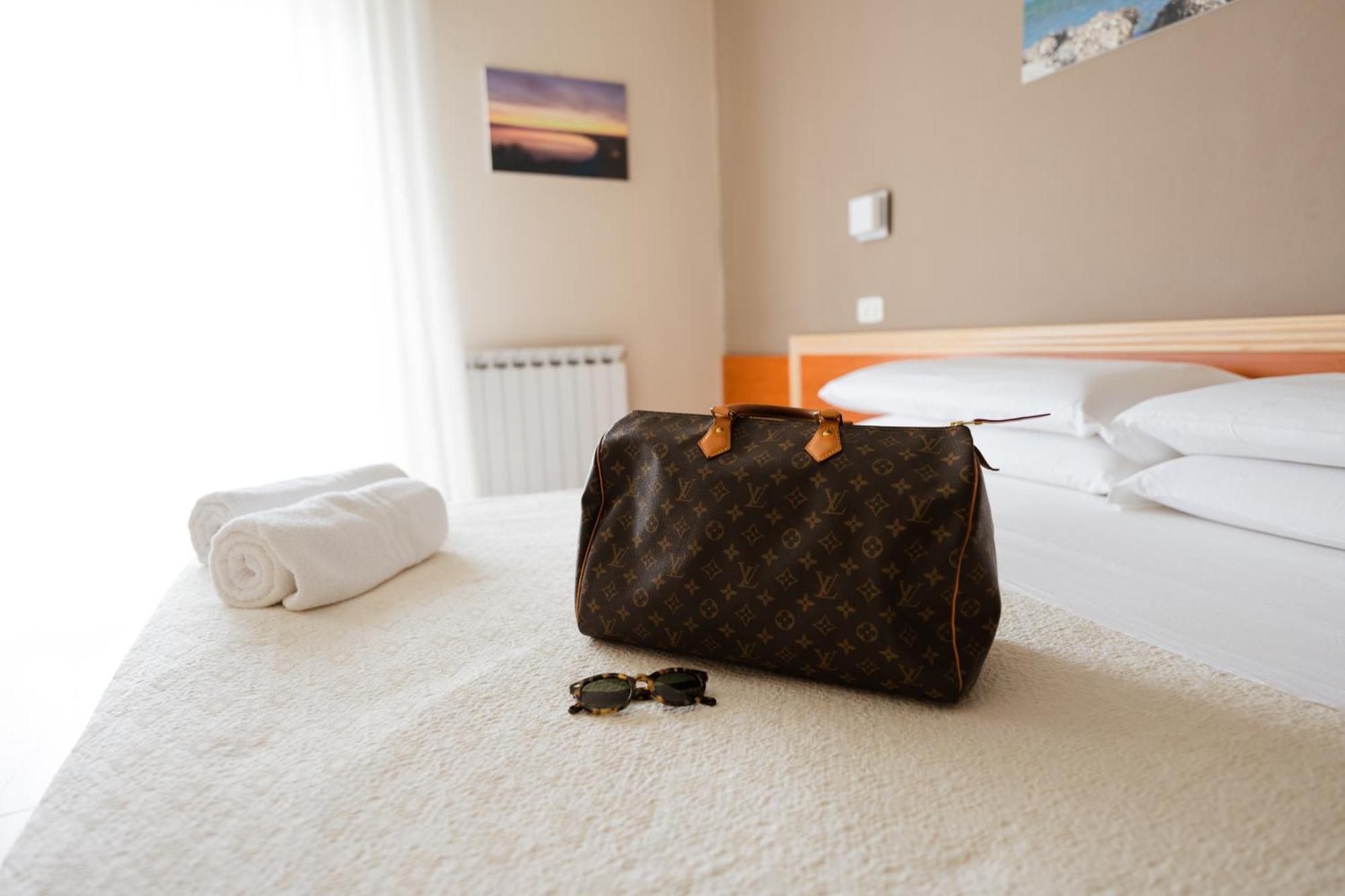Hotel Holiday วาสโต ภายนอก รูปภาพ